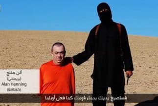 Alan Henning en el video donde ISIS amenaza con decapitarlo.