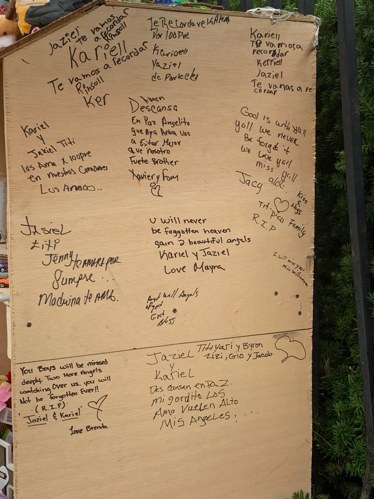 Durante una vigilia el lunes por la noche, los familiares identificaron a los niños asesinados como Jacier y Kariel.
<br>