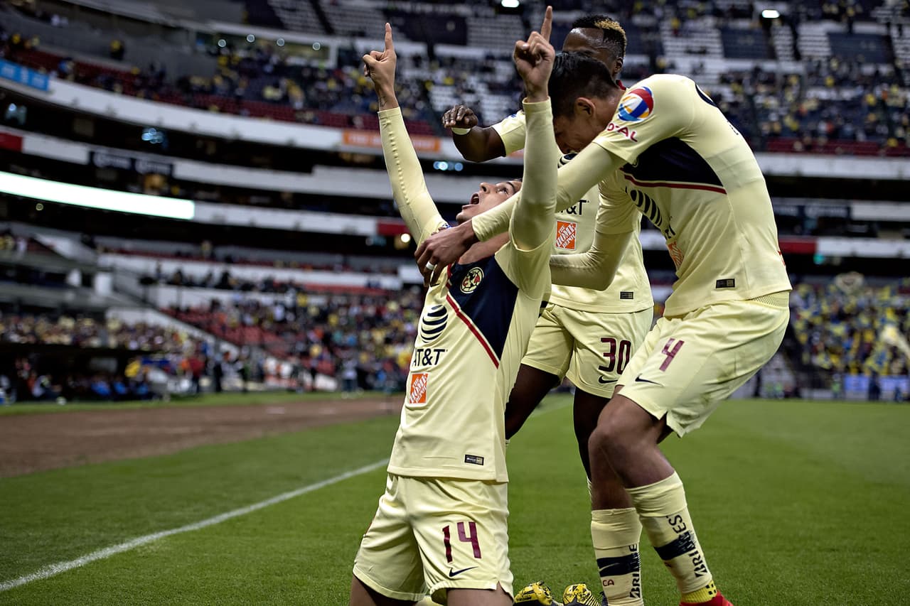 El jugador colombiano de 21 años había dicho que su sueño era celebrar un gol en el estadio Azteca y así tuvo el primero en su cuenta.