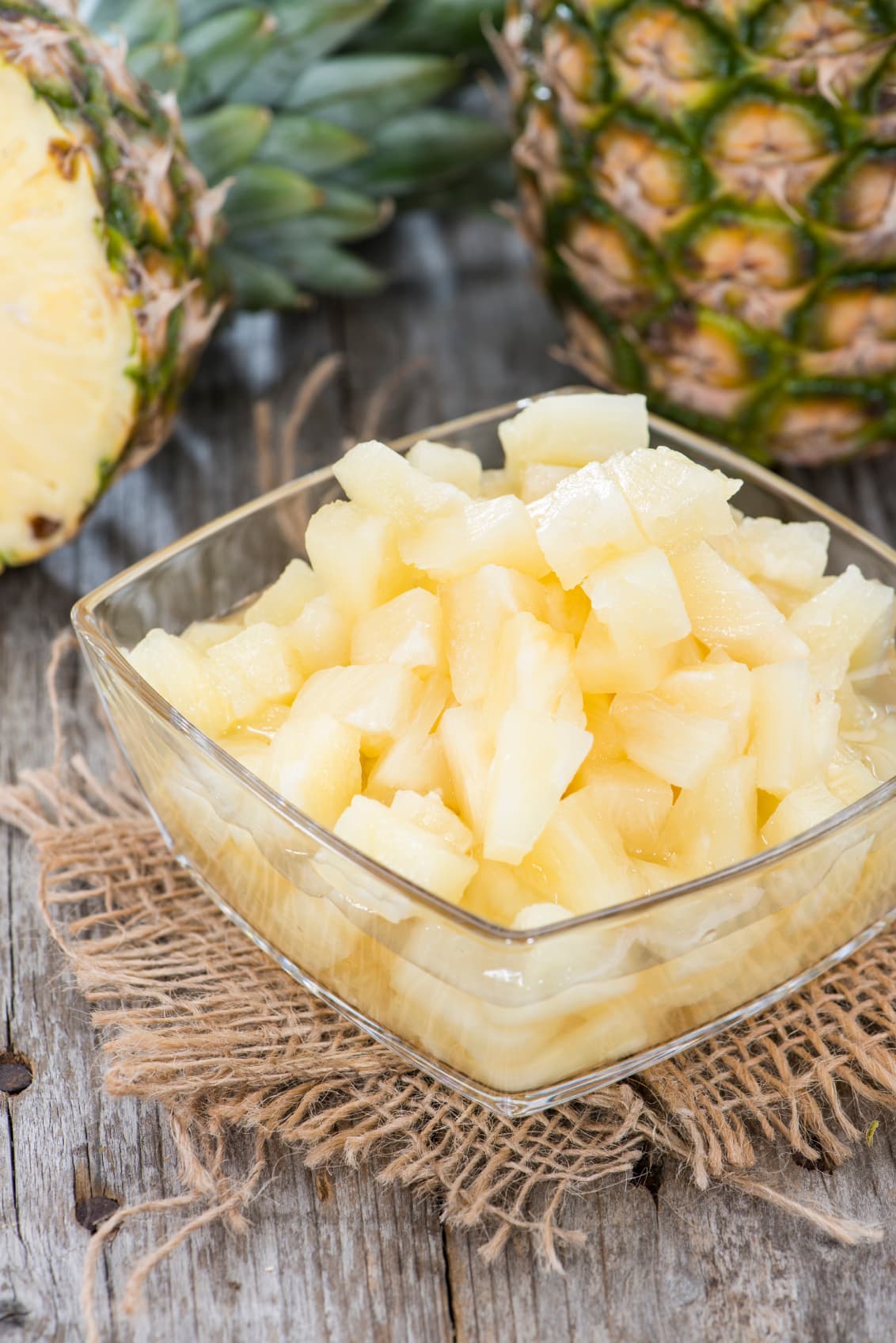<b>Piña.</b> Es uno de los alimentos diuréticos y desintoxicantes por excelencia. Esta fruta tropical destaca por ser rica en bromelina, una enzima que mejora la digestión y el estreñimiento.