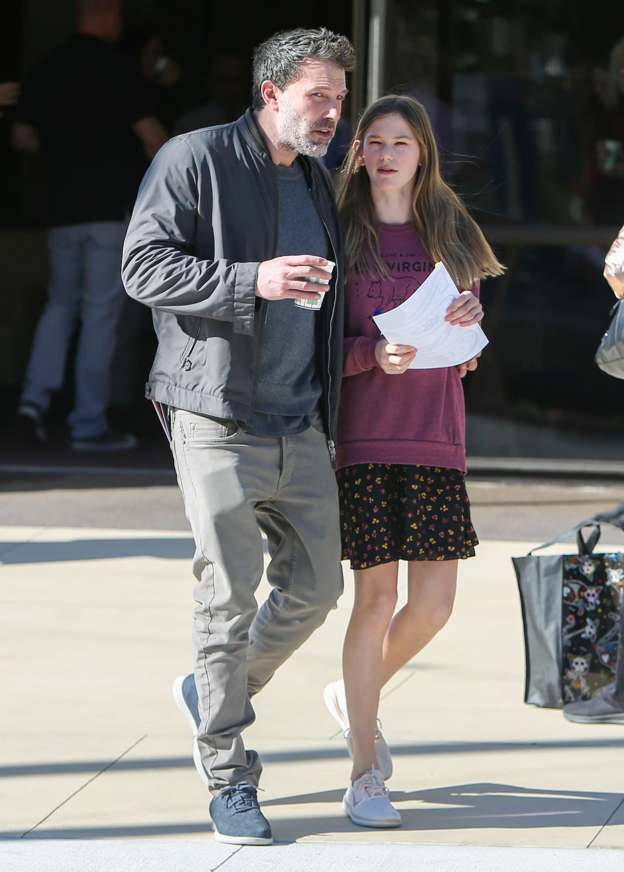 A seis años de la ruptura con la actriz de 'Como si tuviera 30', 
<b><a href="https://www.univision.com/famosos/jlo-ben-affleck-seraphina-affleck-hija-fotos">Affleck ha estado muy cerca de sus hijos</a></b>. Violet, ahora es adolescente y el intérprete de Batman la está acompañando en esta etapa.