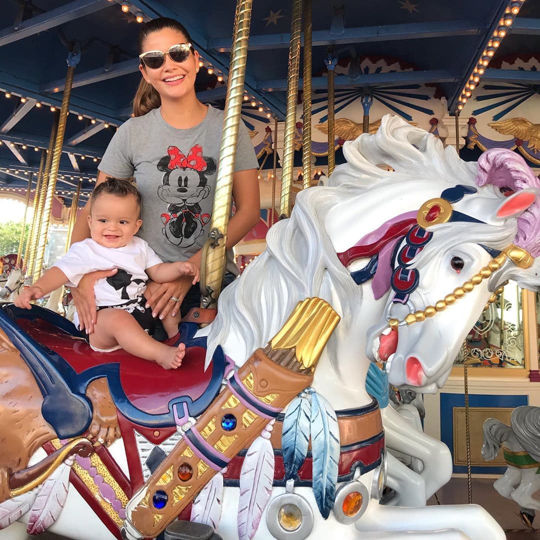 Ana Patricia no olvidará su primera vez en Disney con Gael, en esta foto vemos cómo se divirtieron.
<br>