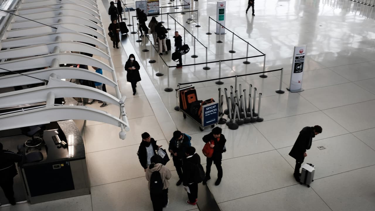 El abogado Raed González explica que los inmigrantes no deben sentir temor de acudir a los centros médicos ante las sospechas de contagio. Asegura que allí no les harán preguntas relacionadas con su estatus migratorio. Habla sobre los posibles impactos de las medidas de seguridad para personas con visas de turistas o de tránsito.