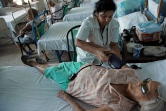 En 2013, había un médico por cada 133 habitantes, según datos de la Oficina Nacional de Estadísticas de Cuba. En 1958, la cifra era de uno por cada 1076 habitantes.