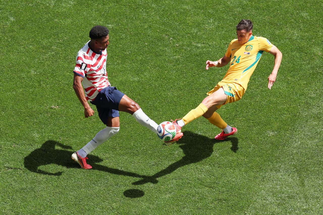 Alex Freeman (16) de Estados Unidos y Paul Okon-Engstler (24) de Australia luchan por el balón durante el partido de fútbol del Grupo D de la Copa Mundial entre Estados Unidos y Australia en Seattle, el viernes 19 de junio de 2026.