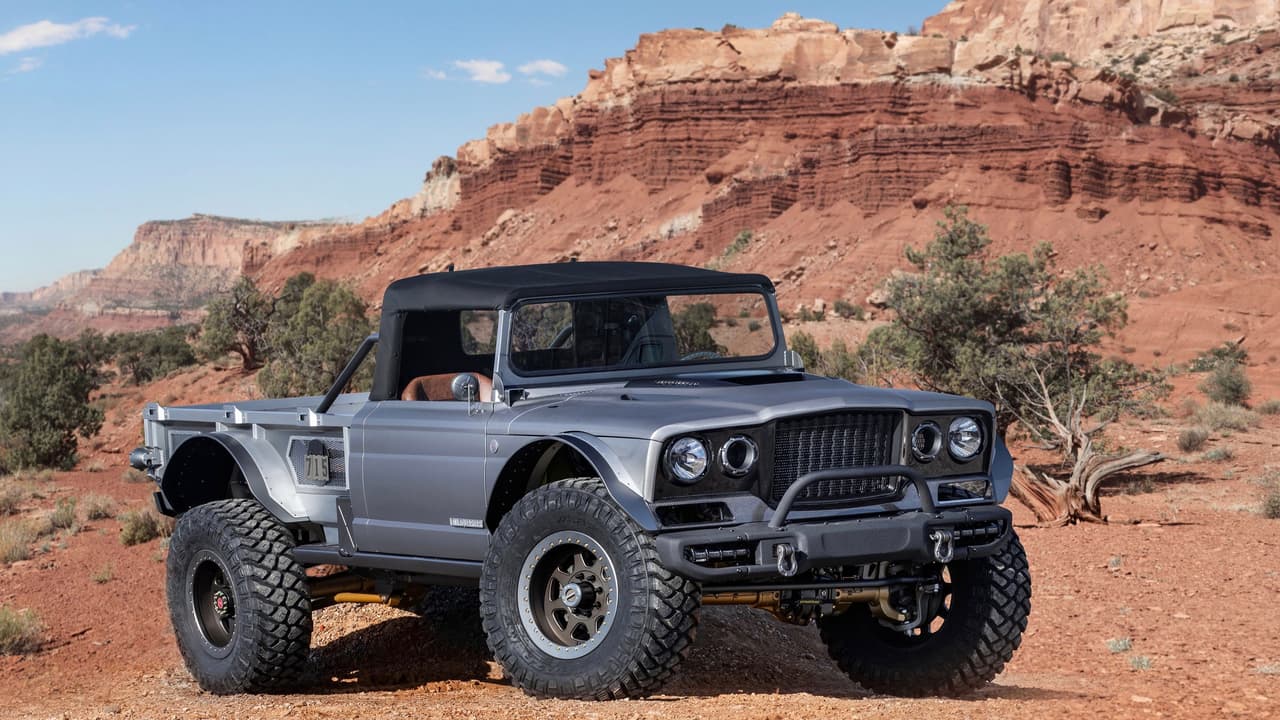 <h3 class="cms-H3-H3">Jeep M-715 Five-Quarter</h3>
<br>Este concepto es el resultado de la restauración y modificación de una iconica pickup militar Jeep M715 de 1968, en si misma una modificación para labores militares de la Jeep Gladiator producida entre 1962 y 1988. 
<br>
<br>Todos los paneles frontales de la carrocería fueron sustituidos por piezas de fibra de carbón a fin de reducir el peso del vehículo. Los antiguos faron sellados fueron sustituidos por unidades de luz de alta intensisdad mientras que los faros auxiliares fueron sustituidos por unidades LED.