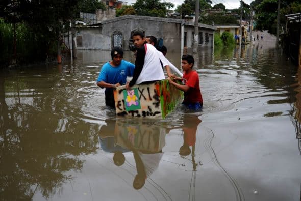 Se espera que ambas ciudades sean alcanzados por un nuevo ciclón que se formó martes en el Caribe, dijo el Centro Nacional de Huracanes de EU.