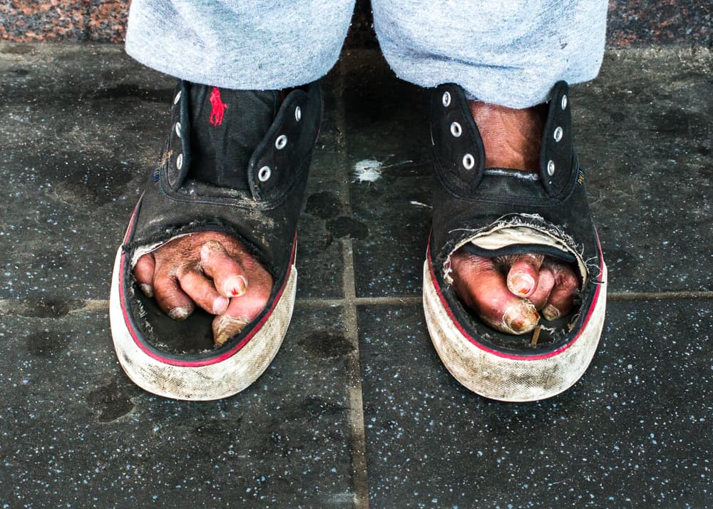 El artista deja fija la mirada donde otros la quitan. Muestra a quienes siempre están allí y que a veces no vemos. “Para mí es un divertimento acercarme en la playa estos personajes que logro fotografiar, hablo de las hermosas personalidades con las que logro compartir. Todo el mundo es muy diferente y algunas veces el color trae lo más maravilloso de una persona o de las formas más toscas”, dijo el fotógrafo que encuentra en los detalles y no sólo en los rostros lo que mejor describe a una personalidad. 
<a href="http://donatodicamillo.com/">Foto: Donato Di Camillo/donatodicamillo.com</a>