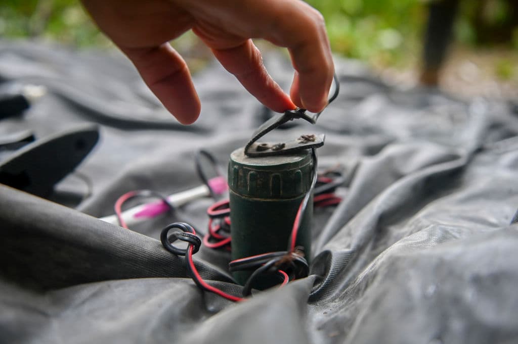 ¿Qué son las minas antipersonales? Son 
<b>artefactos explosivos que se colocan debajo del suelo y están diseñados para ser detonados por la presencia, proximidad o contacto de una persona. </b>
<br>
<br>Pueden permanecer 
<b>inactivas durante años e incluso décadas hasta que una persona o un animal las detonan.</b>