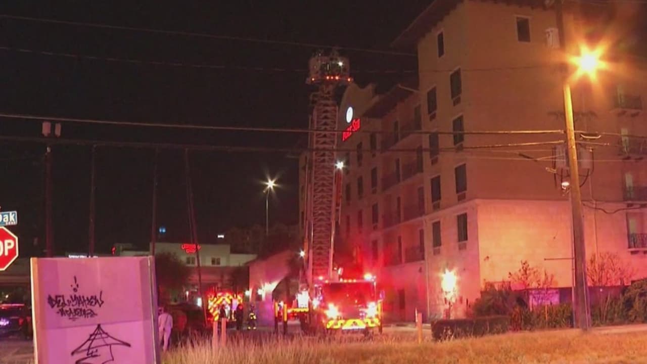 Evacúan a huéspedes de un hotel en San Antonio por la presencia de humo en el quinto piso