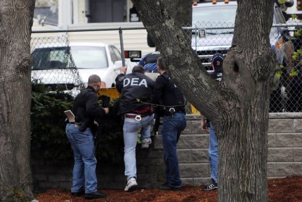 La policía confirmó vía Twitter, la detención del segundo sospechoso de los atentados del pasado lunes en el maratón de Boston (EE.UU.) y que había sido acorralado en el barrio de Watertown. "CAPTURADO!!! La caza se ha acabado. La búsqueda ha terminado. Se acabó el terror. Y la justicia ha ganado. El sospechoso está bajo custodia", se lee en el tuit de la policía de Boston. A lo largo de toda la jornada un extraordinario despliegue policial había perseguido a Dzhokhar Tsarnaev, un joven de 19 años de origen chechén, presunto coautor de los atentados. Según el diario Boston Globe, Tsarnaev fue capturado después de un tiroteo en el que resultó herido, por lo que está siendo trasladado al Hospital Mount Auburn de Cambridge. Un oficial le dijo al diario que el joven, de 19 años, se encuentra consciente. La noticia de su captura fue acogida con aplausos por el público que salió de sus casas.