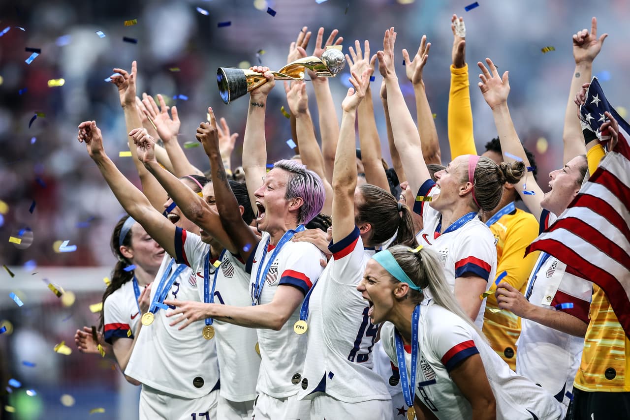 <h2 class="cms-H2-H2">2. La Copa Mundial Femenina de Futbol se celebra en Australia y Nueva Zelanda</h2>
<br>
<br>Un total de 32 naciones disputarán la Copa Mundial Femenina de Futbol, que se jugará en nueve sedes de Australia y Nueva Zelanda del 20 de julio al 20 de agosto de 2023. Se trata de la novena edición de este torneo, cuyo título defenderán las jugadoras de Estados Unidos, actuales campeonas.
<br>
<br>Cinco equipos latinoamericanos están invitados a la cita: Costa Rica, Brasil, Jamaica, Argentina y Colombia, con tres sitios de repesca aún por disputar a inicios del próximo año.