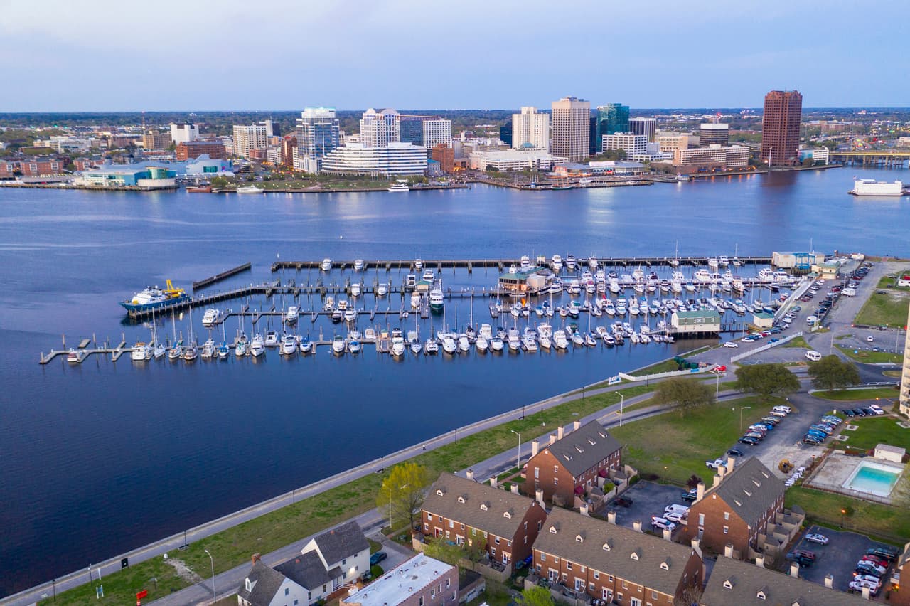 <h2 class="cms-H2-H2">1. Portsmouth, Virginia</h2>
<br>
<br>🏠 
<b>Precio promedio de una vivienda: </b>$239,000
<br>
<br>🏠 
<b>Zona metropolitana: </b>Virginia Beach, Virginia
<br>
<br>La razón por la que el reporte de Realtor.com sitúa a esta localidad, de casi 100,000 habitantes, en el primer sitio es porque considera que es el lugar que ofrece las mejores condiciones de entretenimiento y accesos urbanos bajo un precio razonable. 
<br>
<br>“Si está tratando de ahorrar un poco de dinero en su hipoteca, puede vivir aquí y puede, además, viajar”, comentó la agente de bienes raíces asociada Heidi Johnson.
<br>