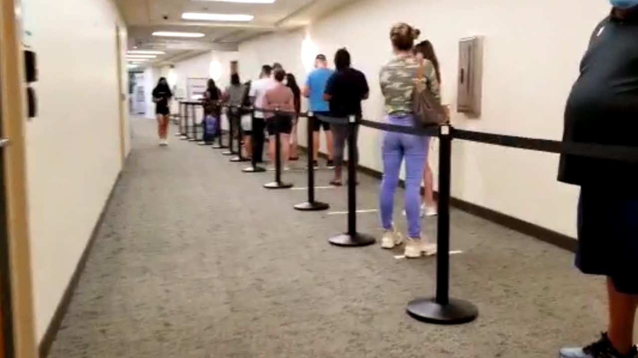 Las filas en un hospital de
<b><a href="https://www.google.com/maps/place/Katy,+TX/data=!4m2!3m1!1s0x8640dff9ae358adf:0x17966e0d7c2b1125?sa=X&ved=2ahUKEwjM_9Dg-4v1AhVSmGoFHTqNDzAQ8gF6BAhBEAE" target="_blank">Katy</a></b> se prolongaron hasta por dos horas y con cita.