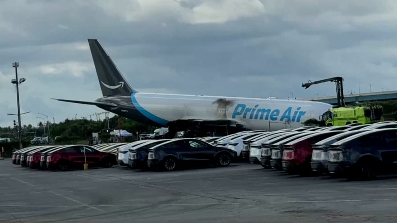 Avión de Amazon se sale de pista en Miami, expertos analizan posible influencia del viento