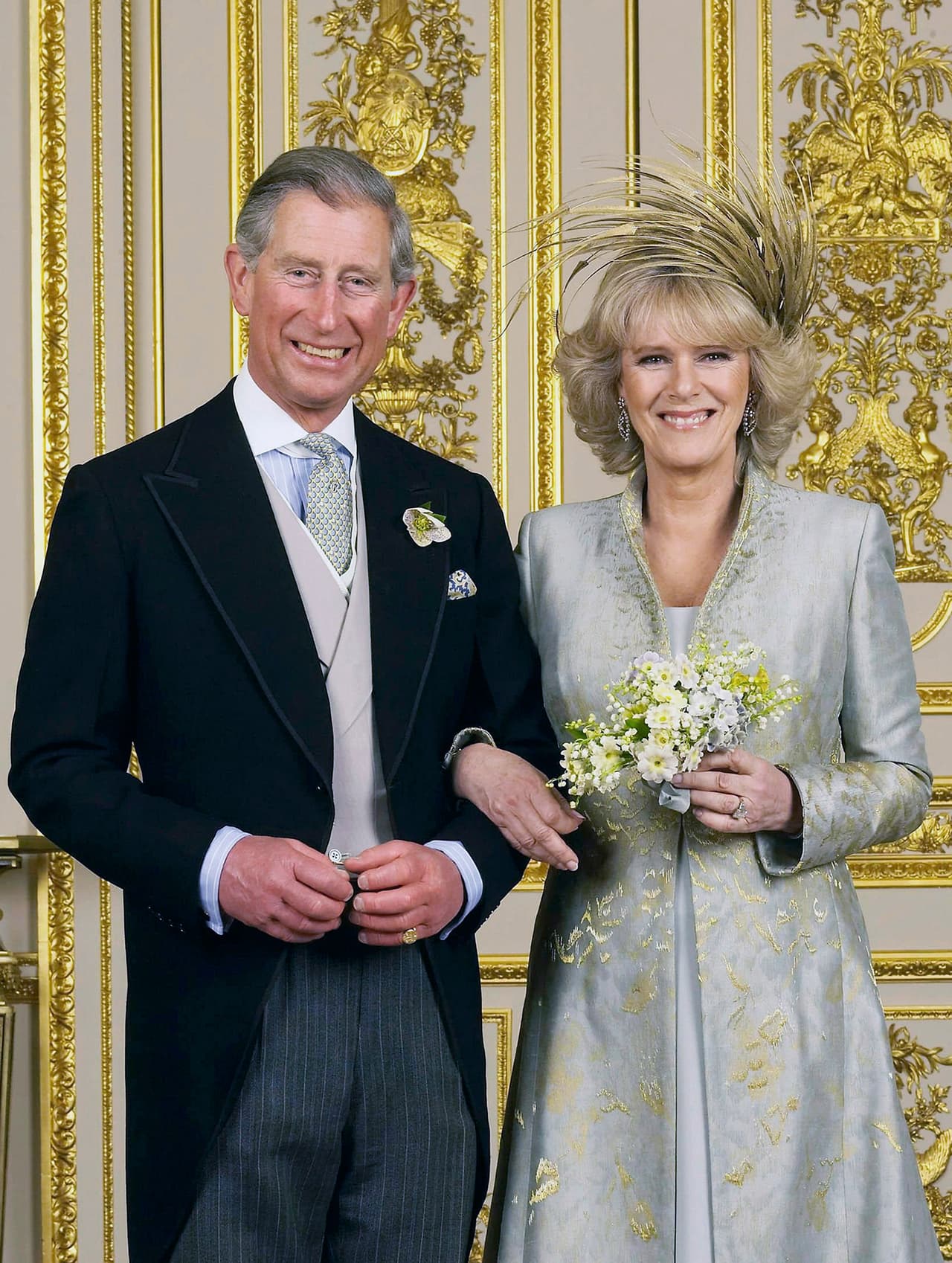 Camilla Parker Bowles y el rey Carlos III se casaron el 9 de abril de 2005 en una ceremonia oficiada en el Ayuntamiento de Windsor, evento al que Isabel II no acudió.
<br>
