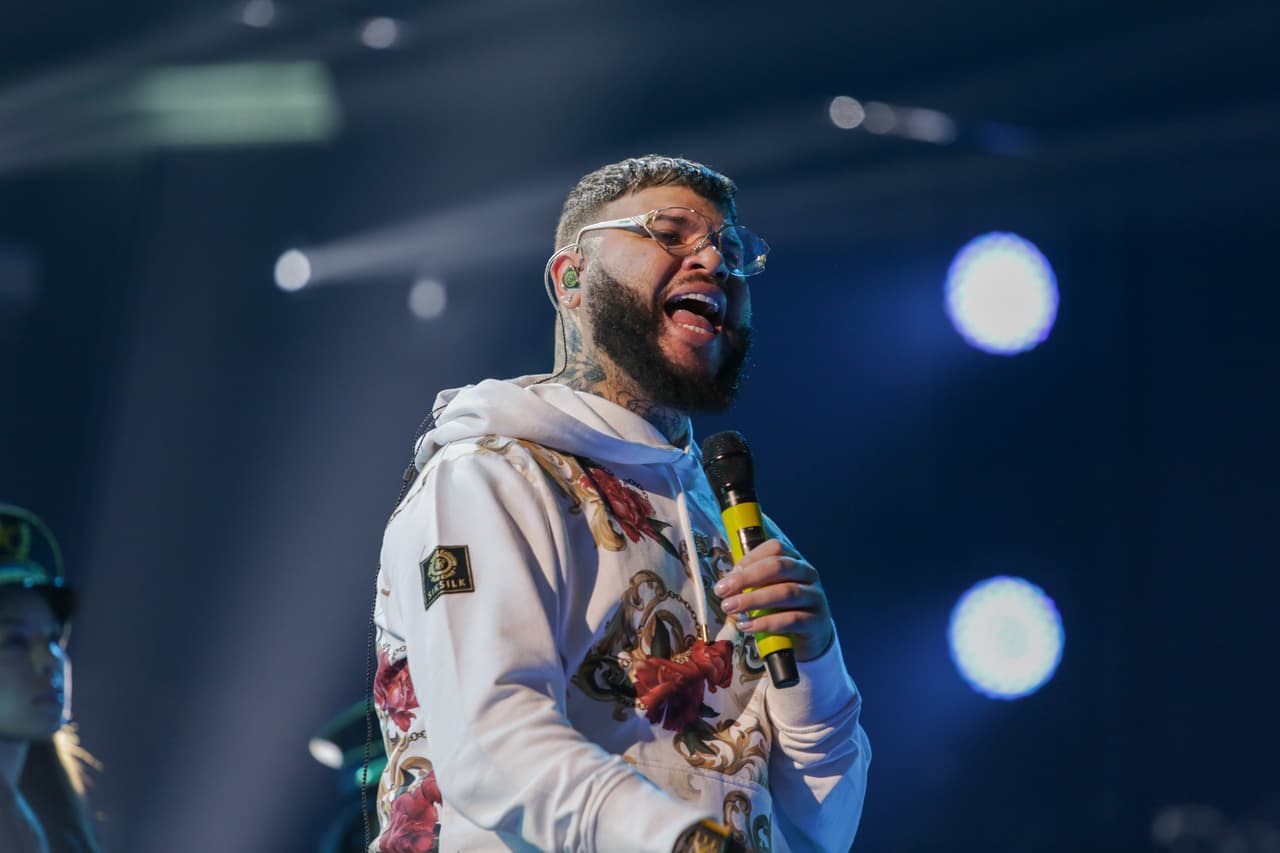 En esta ocasión no lo vimos usando ninguna pieza de joyería.