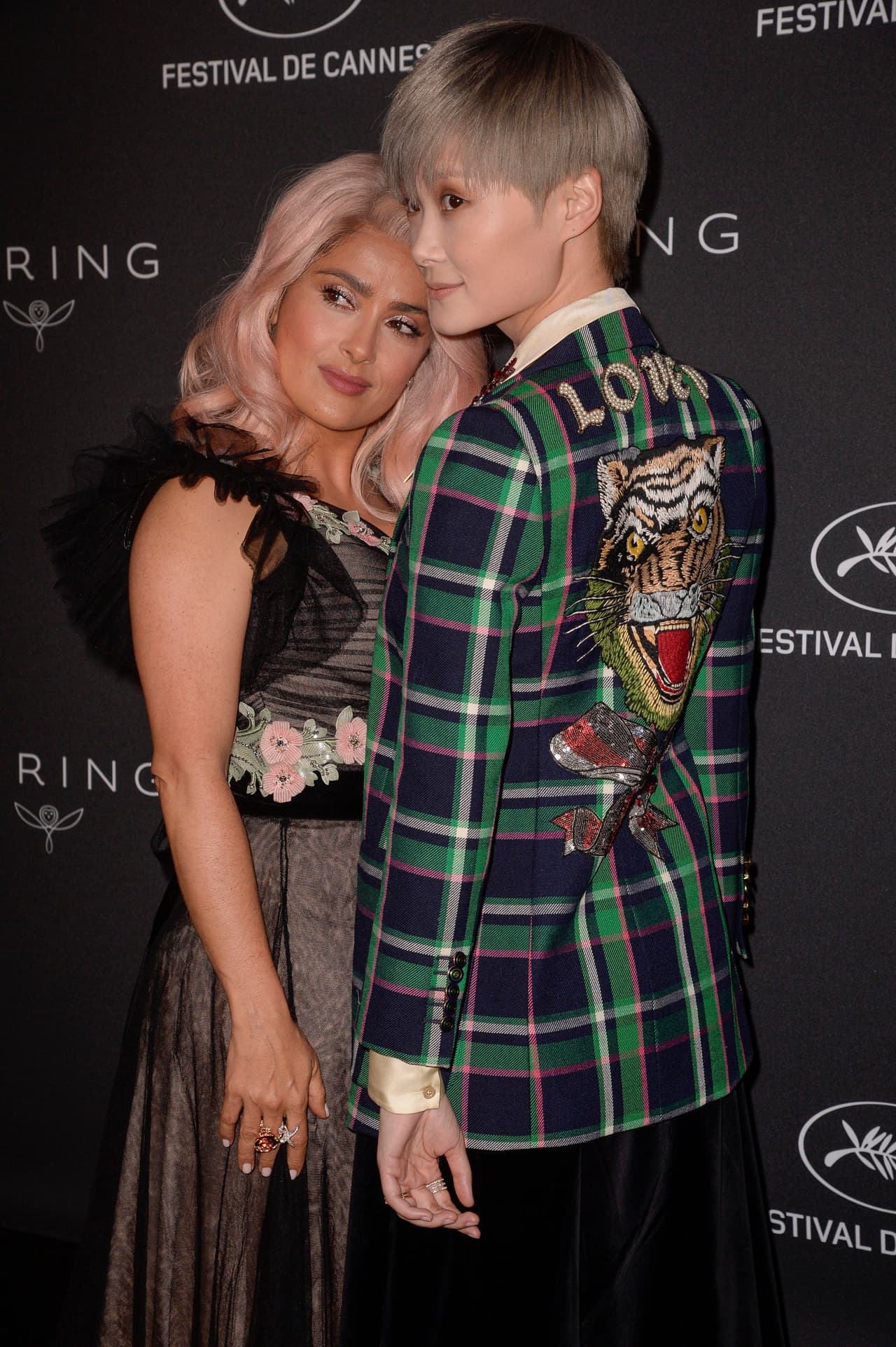 Salma también posó con Li Yuchun, una cantante china también conocida como Chris Lee.