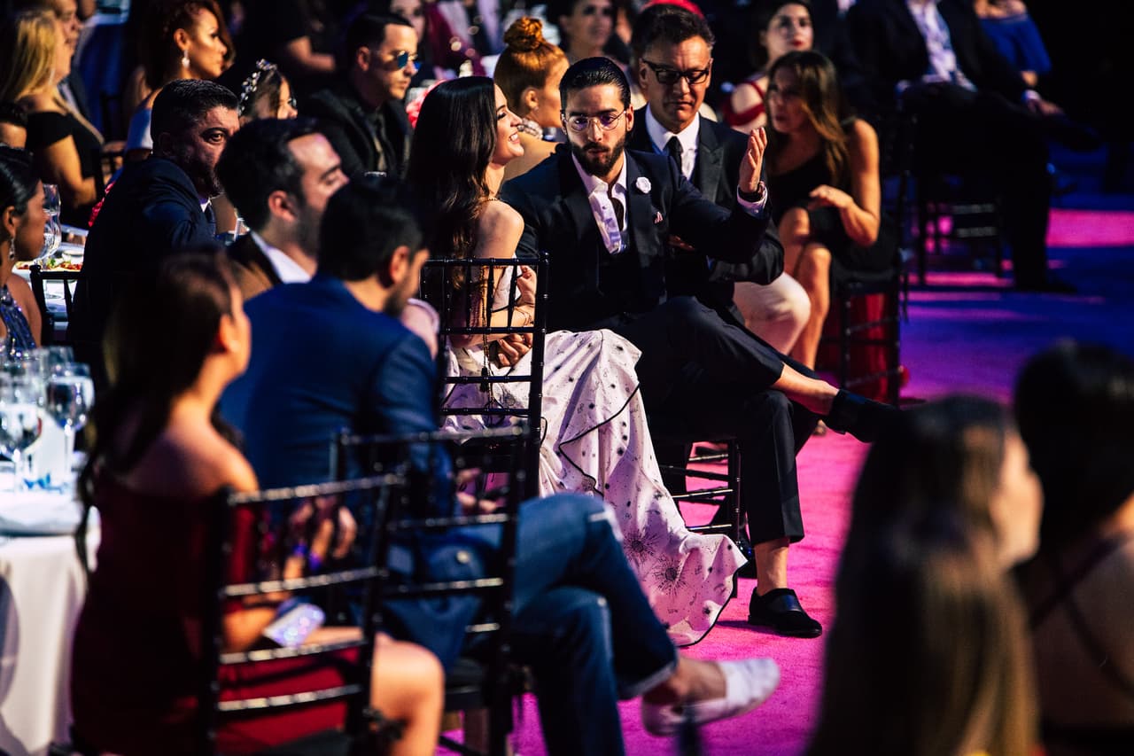 Durante la ceremonia de Premio Lo Nuestro 2018 se les vio conversar, muy entretenidos y participativos de las tres horas de show en las que Maluma fue muy protagonista.