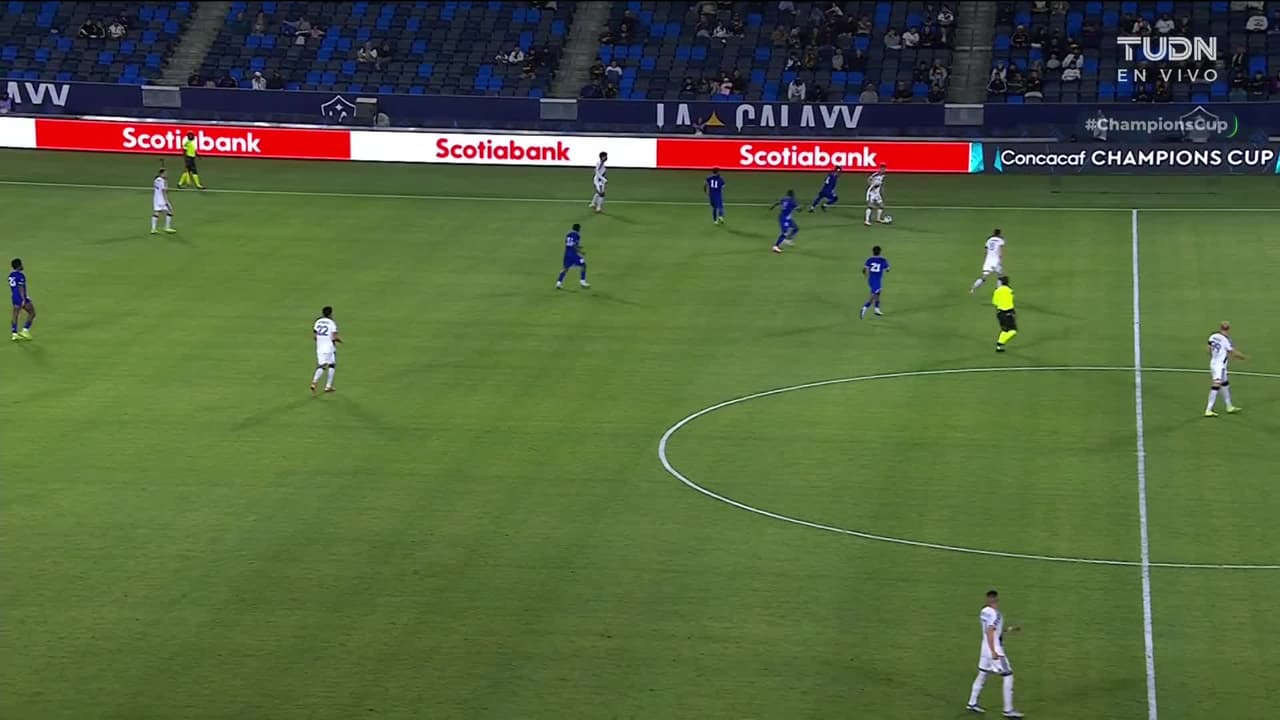 ¡TIRO ATAJADO! disparo por Raheem Edwards.