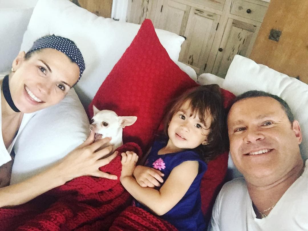 El amor no se dividió, sino que se multiplicó por cinco. Aquí lo vemos disfrutando con Michelle, Cristy y la perrita Boo.