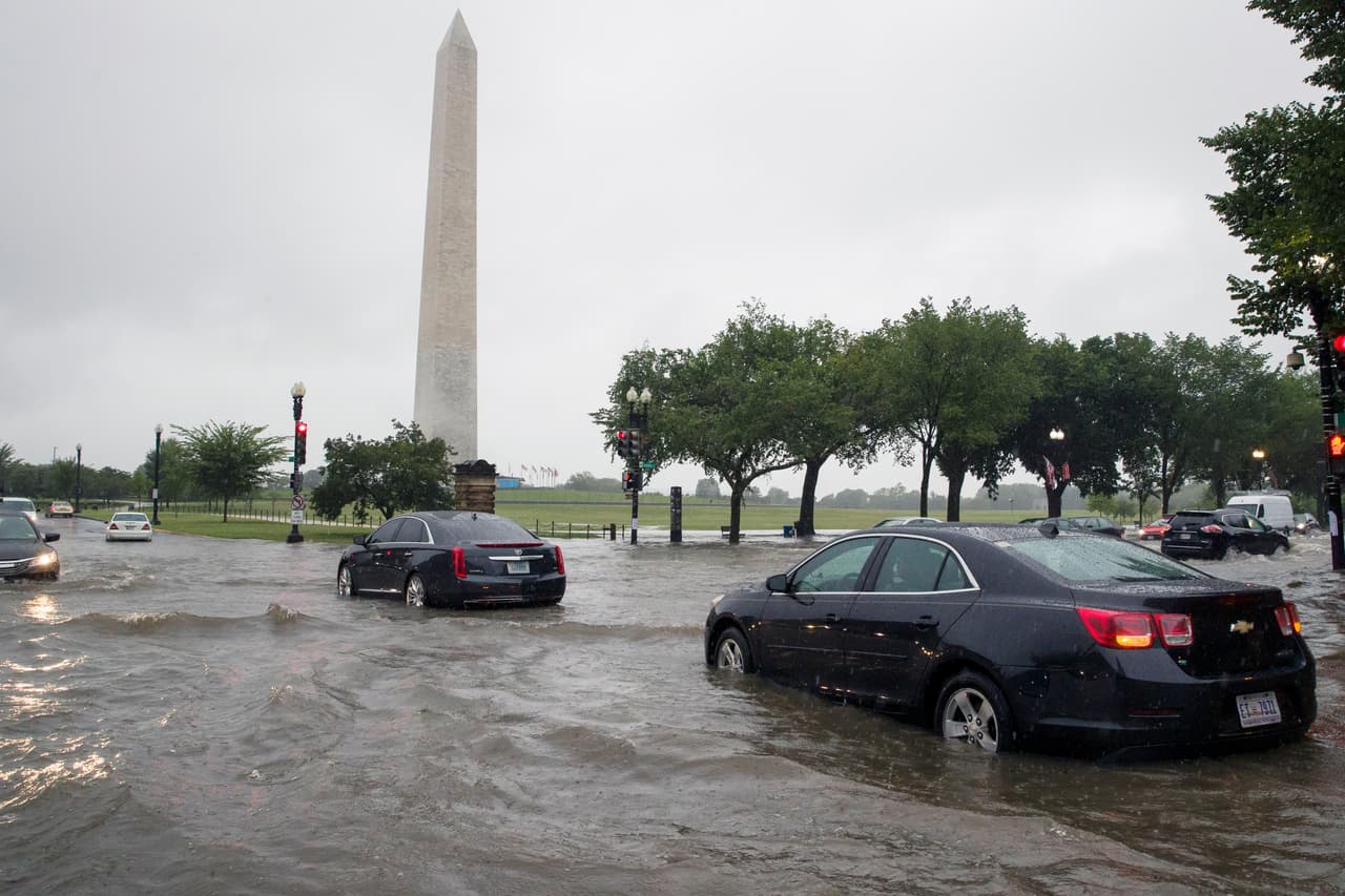 La lluvia inundó la intersección entre la calle 15 y la avenida Constitución, cerca del monumento a George Washington. "La tormenta no se movía muy rápido", agregó Ledbetter.