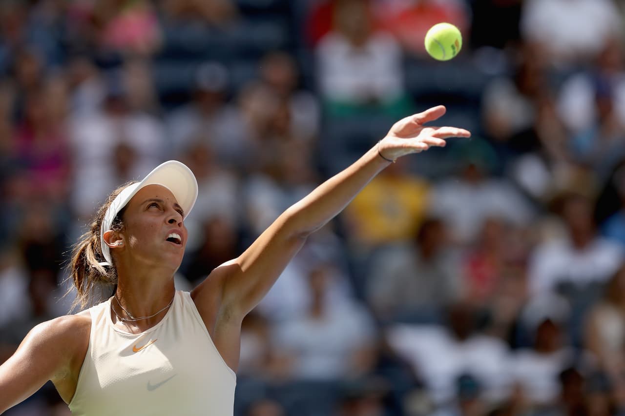 A primera hora la estadounidense Madison Keys (14) eliminó en sets corridos a la eslovaca Dominika Civulkova (29) para avanzar a cuartos de final (6-1 y 6-3).