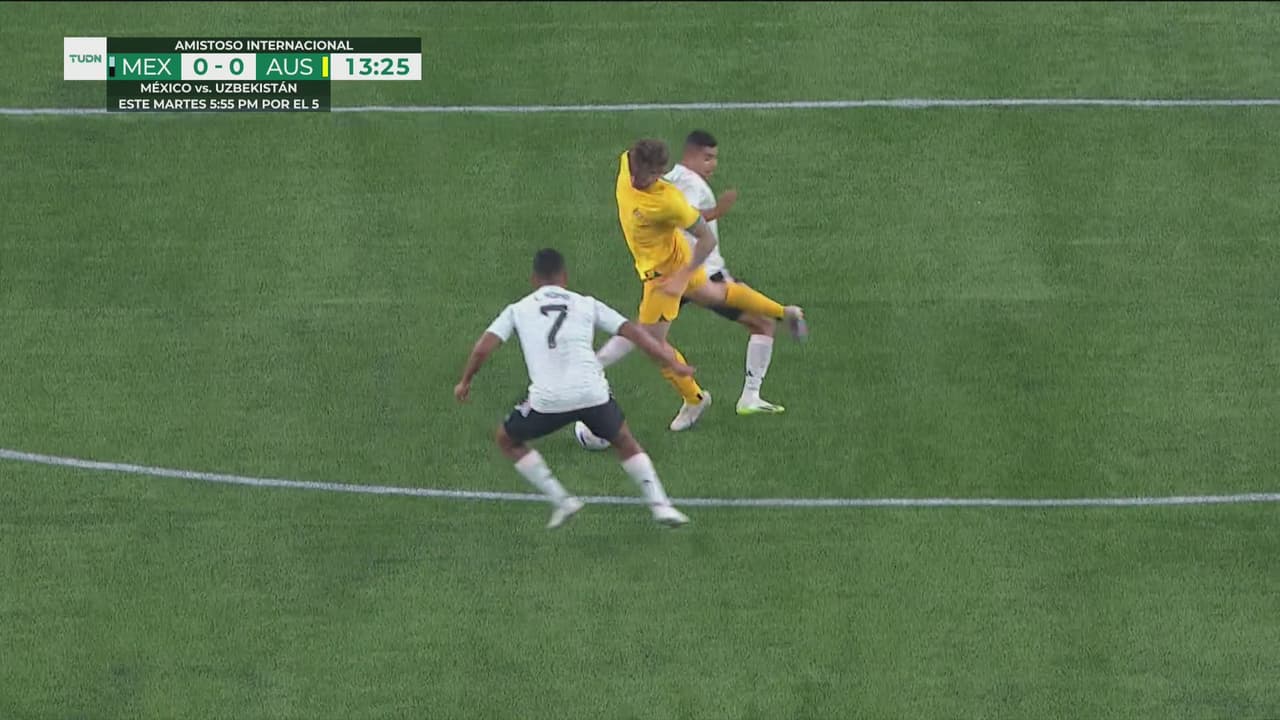 ¡Comienza calientito el partido con empujones!