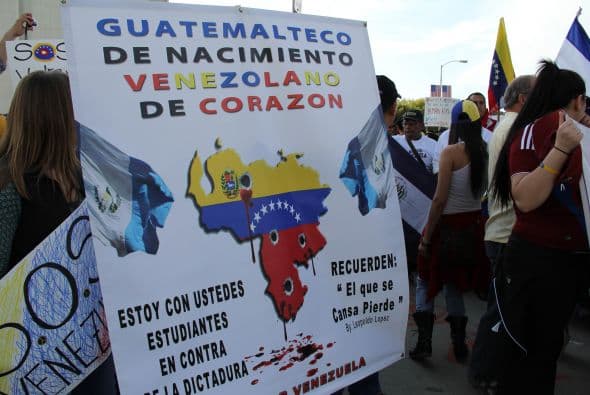 Pese a las distancias y tráfico característico de Los Ángeles, cientos de Venezolanos se unieron a la campaña mundial #SOSVenezuela para apoyar a todo el pueblo venezolano tras 10 días de protestas continuas en dicho país. A la manifestación se unieron guatemaltecos, peruanos, brasileños, libaneses, americanos y muchas otras nacionalidades que hacen vida en la Cosmopolita ciudad del oeste del país. Consignas, cantos y la familiaridad característica venezolana recibieron apoyo de los transeúntes en los alrededores del edificio Federal ubicado en la avenida Wilshire.