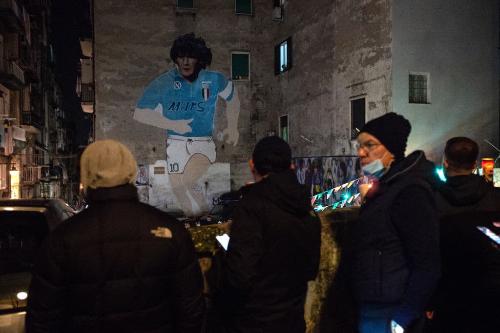 Así viven la muerte de Diego Armando Maradona en San Paolo.