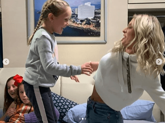 Él le respondió, con tono burlón, publicando algunas imágenes para demostrar que la convivencia entre ellas no les provoca "momentos de llanto y confusión" como lo había señalado Geraldine.