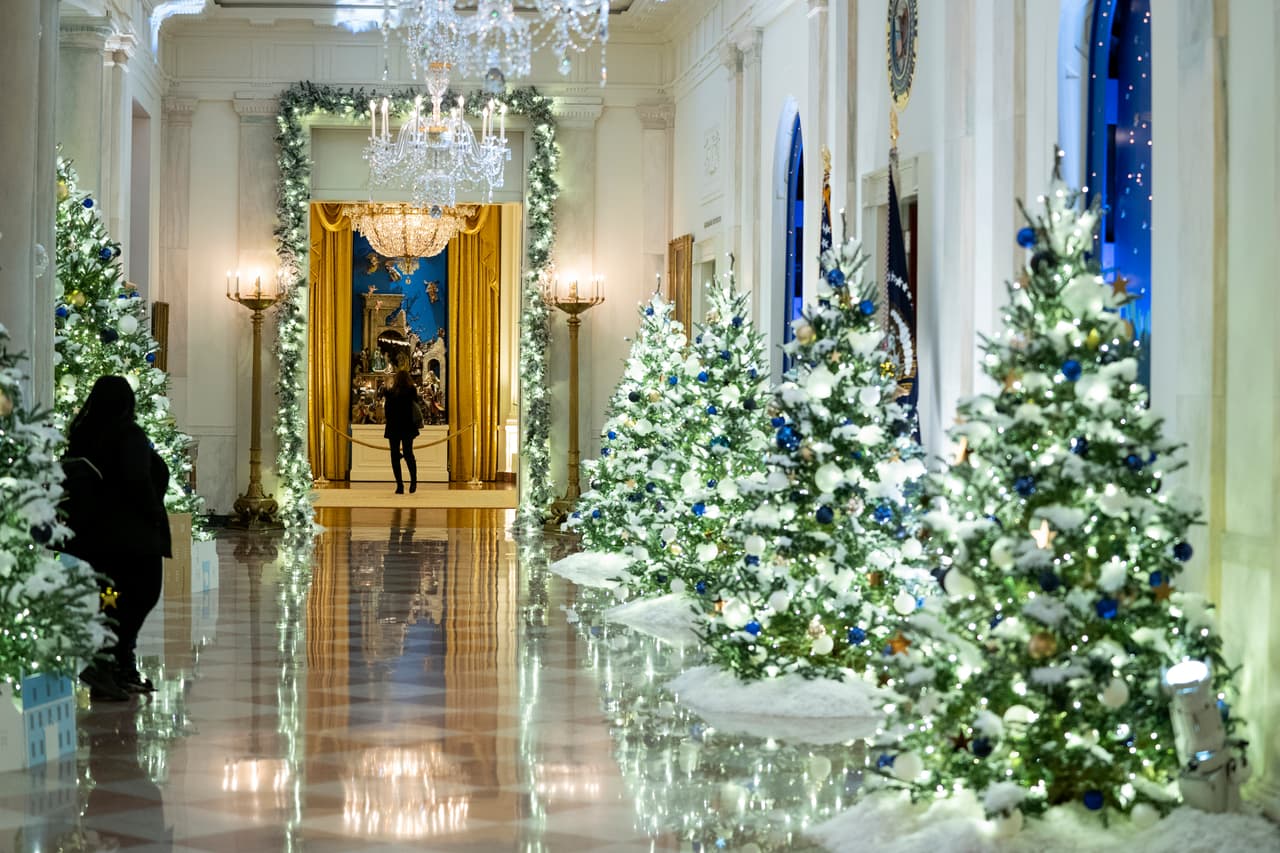 El Salón de la Cruz de la Casa Blanca está decorado para la temporada durante una vista previa para la prensa de las decoraciones navideñas de la Casa Blanca, el lunes 29 de noviembre de 2021, en Washington. (AP Foto/Evan Vucci)