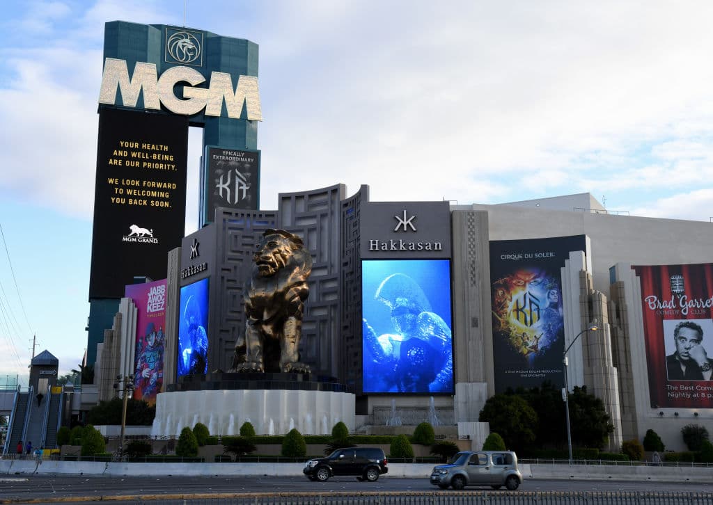<a href="https://news3lv.com/news/local/mgm-requiring-covid-vaccine-or-testing-from-las-vegas-employees" target="_blank">La companía MGM Resorts</a> ha comenzado a pedir pruebas regulares de covid-19 a todos los empleados que no trabajan en casa y no están vacunados. Ya tienen un sistema rotatorio para las pruebas,
<b>que tienen un copago de $15</b> si se la hacen en la oficina. Quienes den positivo deben hacer cuarentena.
<br>
<br>