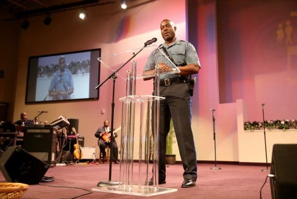 "Quiero empezar hablando a la familia de Mike Brown. Quiero que sepan que mi corazón está con ustedes, y les digo que lo siento", dijo Johnson, ante unas 1,300 personas en la iglesia Grace Church de Ferguson.