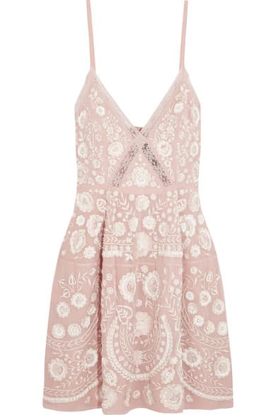 Aunque el rosa no goce de la misma fama que el amarillo (el otro gran color de la temporada) en cuanto a sus capacidades de seducción, lo cierto es que sí es un color que evoca algo naif (inocente) y resalta sobre las paletas oscuras que tanto predominan en los armarios de muchas mujeres. (Needles & Thread)
<br>