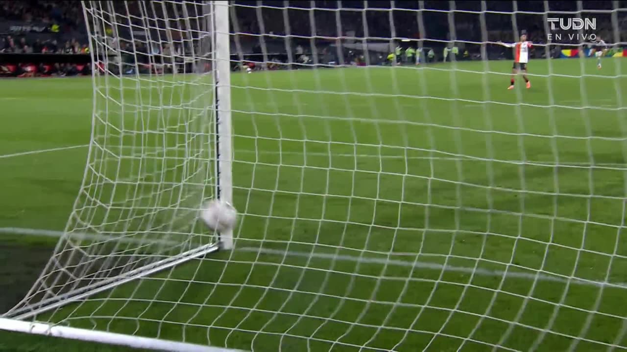 ¡TIRO ATAJADO! disparo por Luciano Valente.