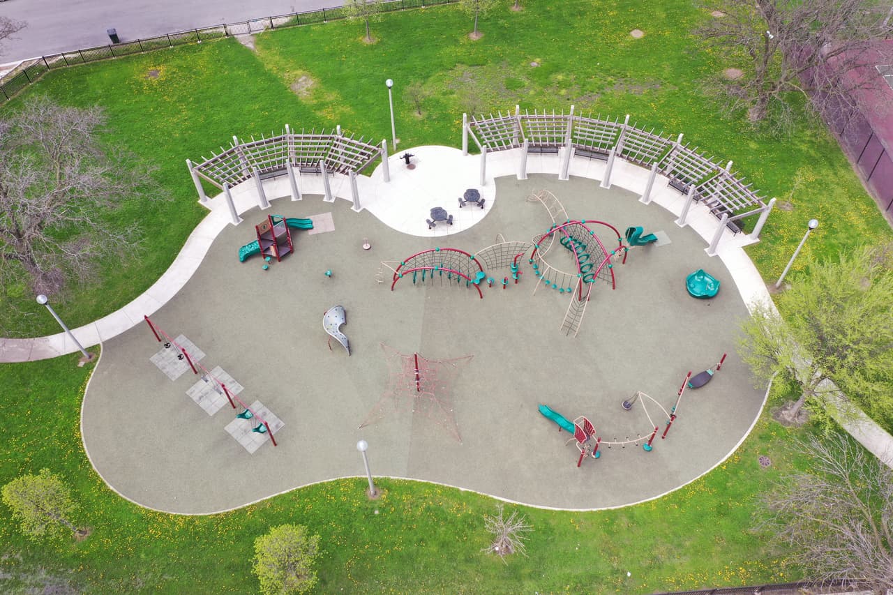 Además, se le pide a la comunidad evitar viajes no esenciales. 
<br>