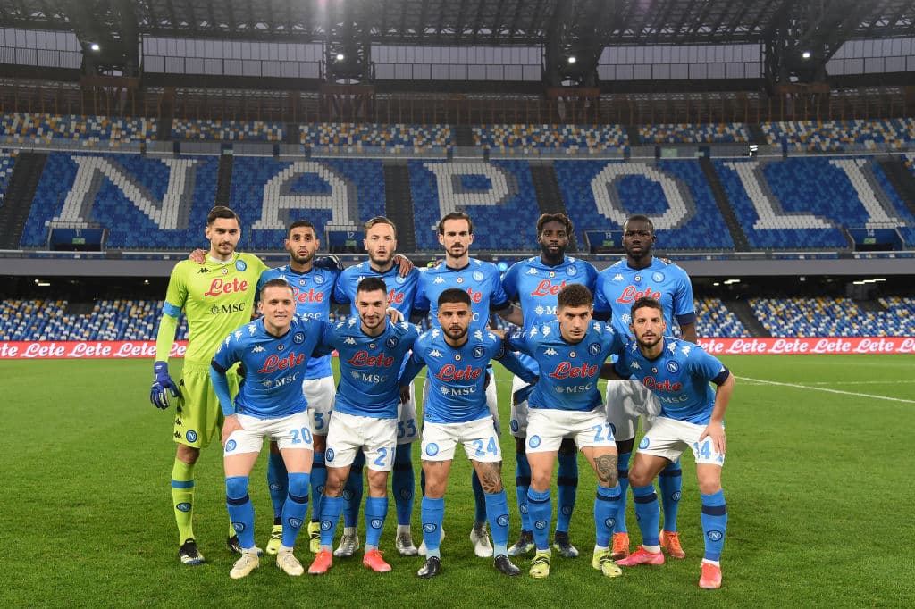 El Napoli del 'Chucky' Lozano gana al Benevento