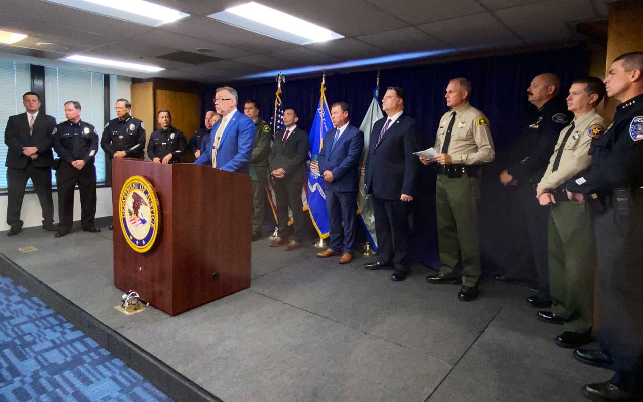 El agente de la DEA Bill Bodner habla durante una rueda de prensa en Los Angeles, California, para dar a conocer 12 acusaciones en contra de traficantes de fentanilo en ese estado el 9 de mayo de 2023.