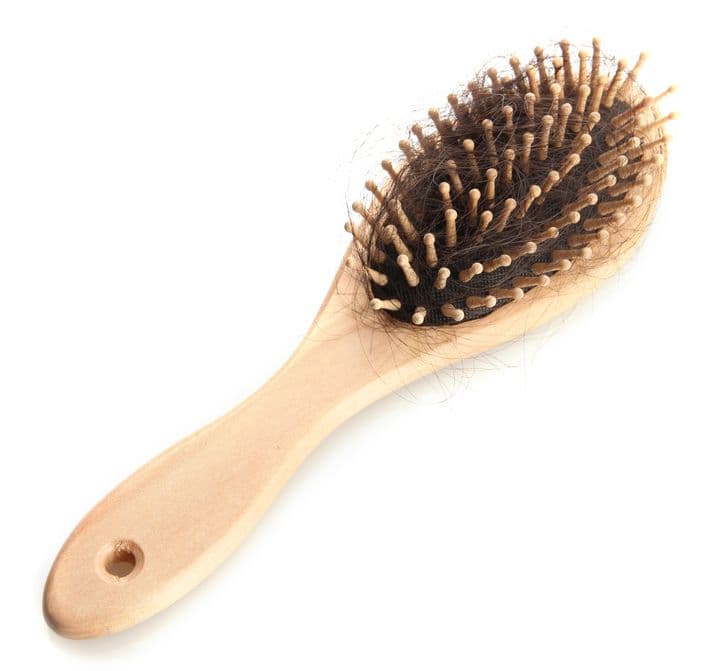 <b>Cepillo de madera o cerdas naturales. </b>No utilices alguno de los métodos anteriores porque podrías dañarlo. Para limpiar un cepillo de este tipo bastará con mezclar un vaso de agua con 5 gotas de aceite esencial de árbol de té.