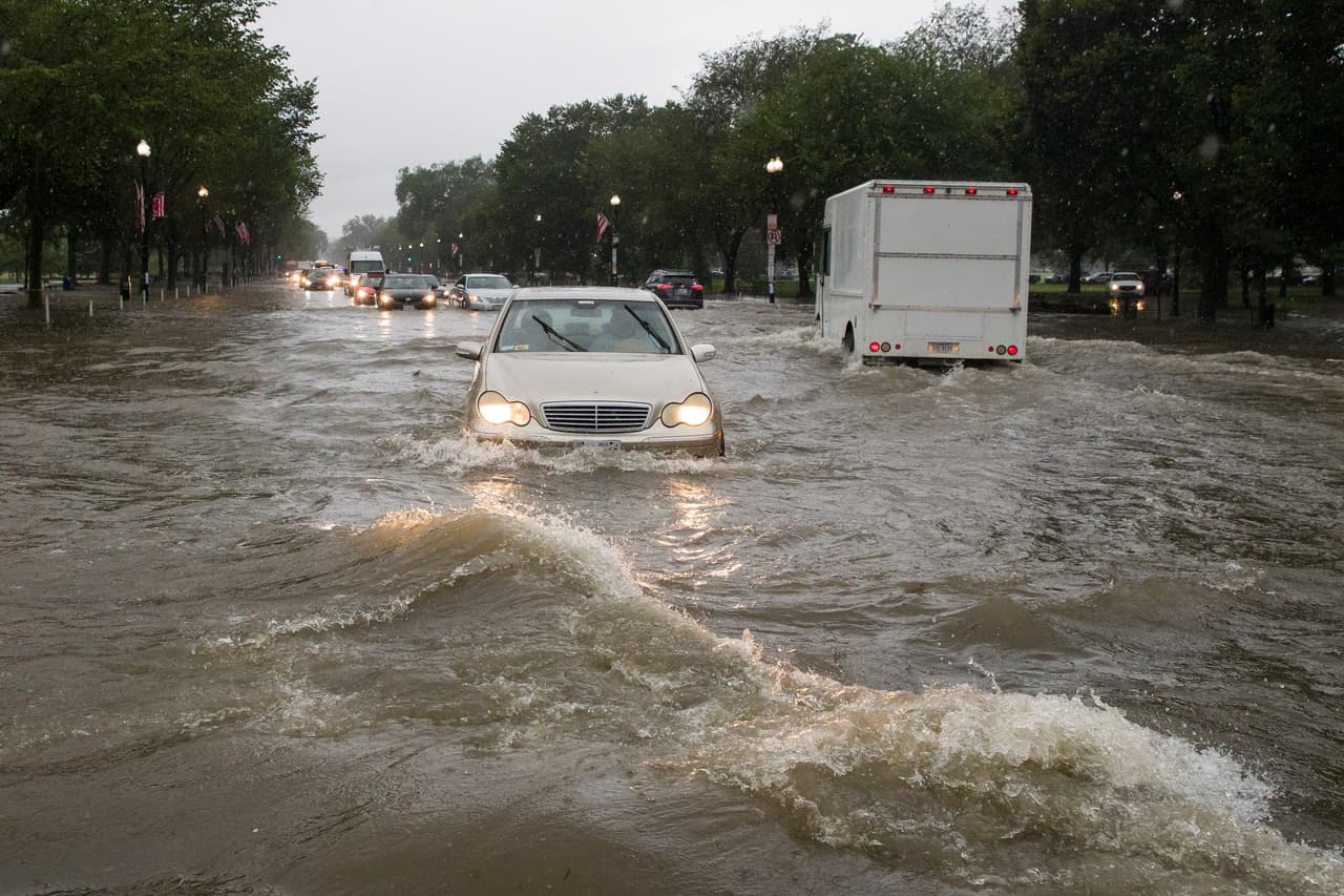 Una intensa y repentina lluvia tormentosa inundó algunas calles de Washington DC y dejó a decenas de conductores varados en el agua. Algunos sótanos de la capital quedaron anegados, incluidos los de la Casa Blanca.