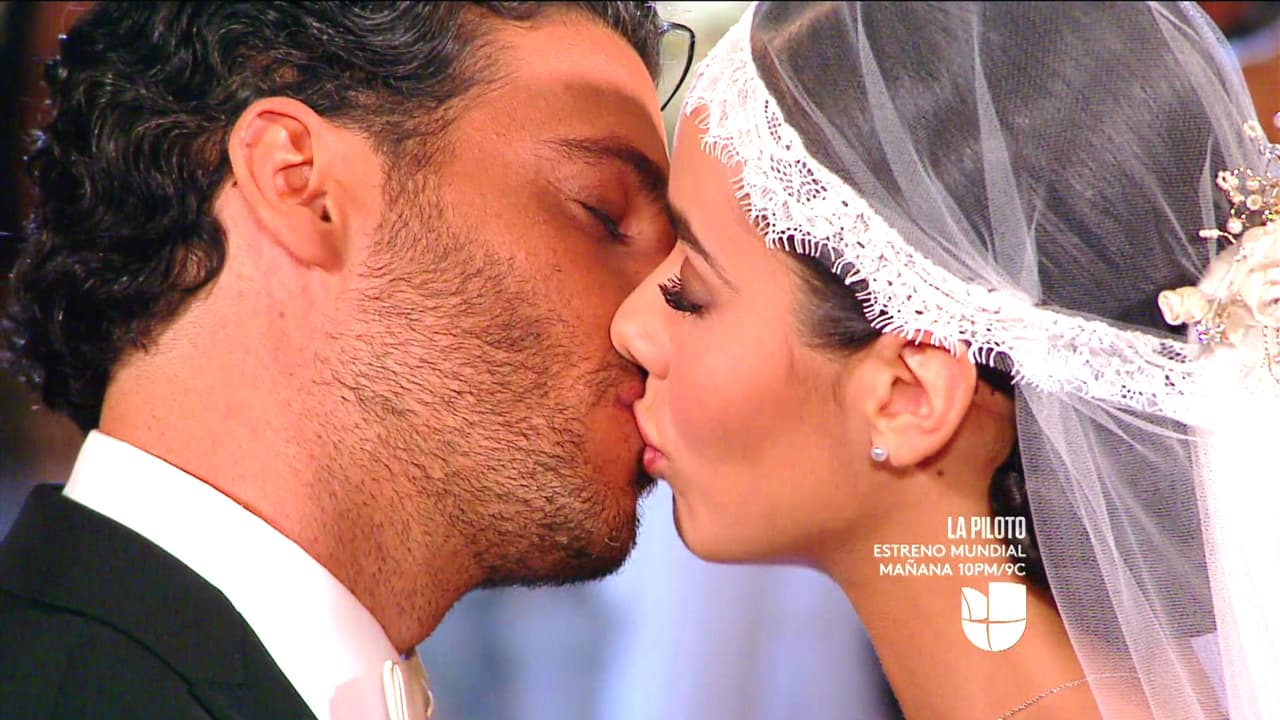 Ante los ojos de Dios sellaron su amor con un tierno beso.