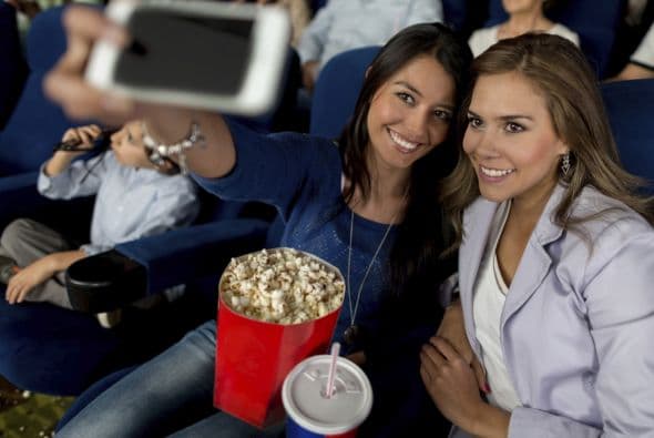 Pero son muchas las cosas que sí puedes hacer, como reír a carcajadas, aplaudir al final y hasta sacarte una ‘selfie’ (antes de que comience el ‘film’).
