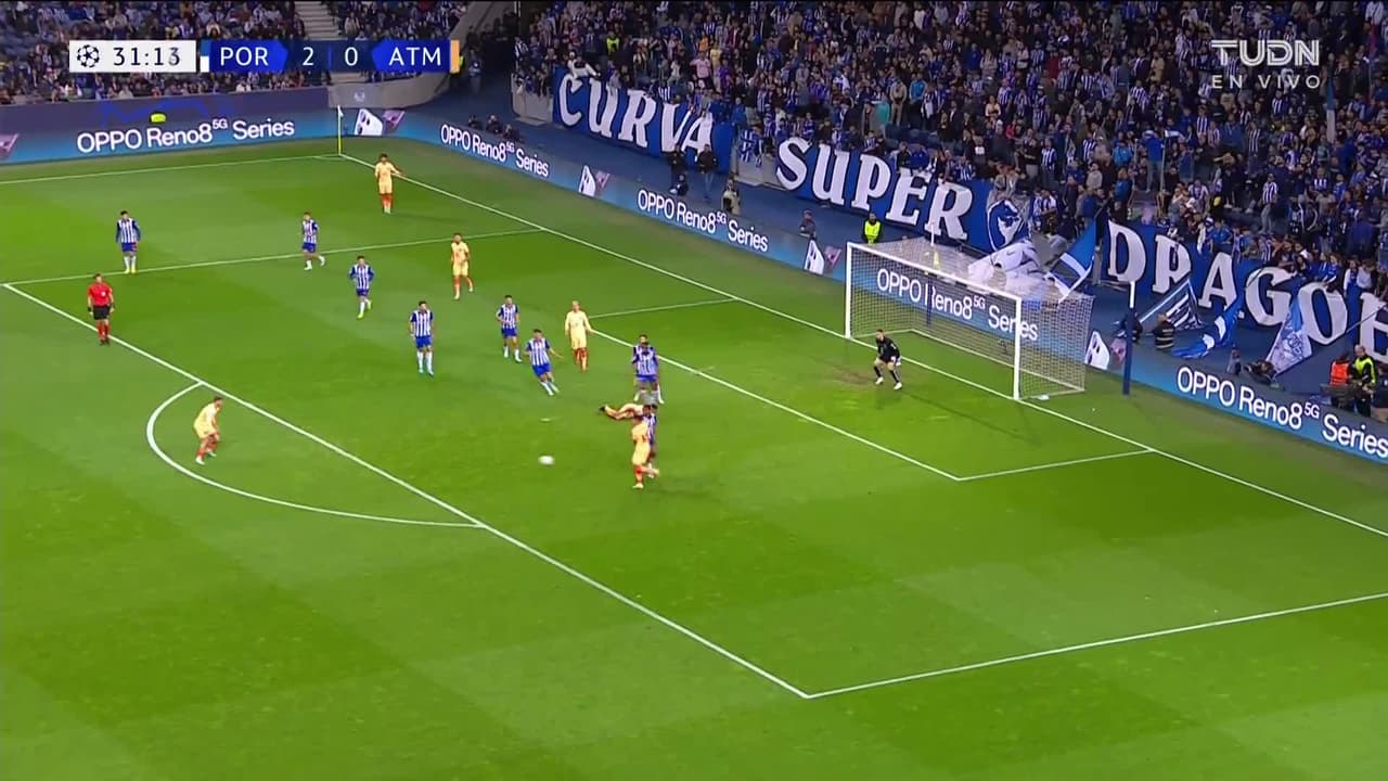 ¡TIRO ATAJADO! disparo por Rodrigo de Paul.