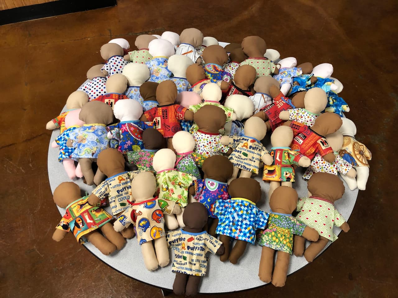 Women with Talent, un grupo de costura de la Primera Iglesia Bautista de Wimberley, donó 67 muñecas de consuelos en diferentes tonos de piel al St. David's Children's Hospital en el norte de Austin.