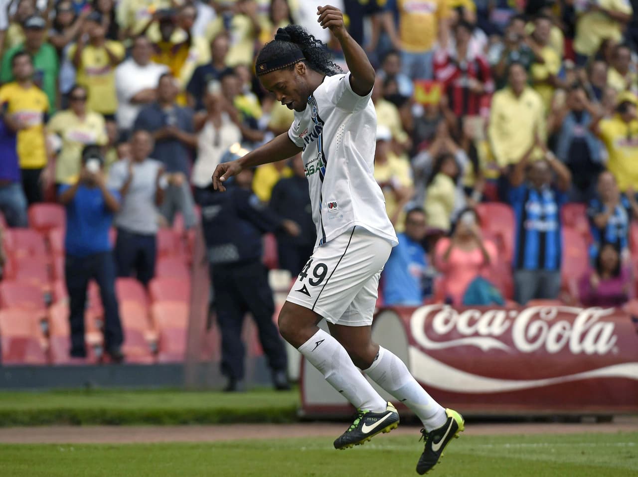 Ronaldinho se cubre los ojos para demostrar su 'magia'
