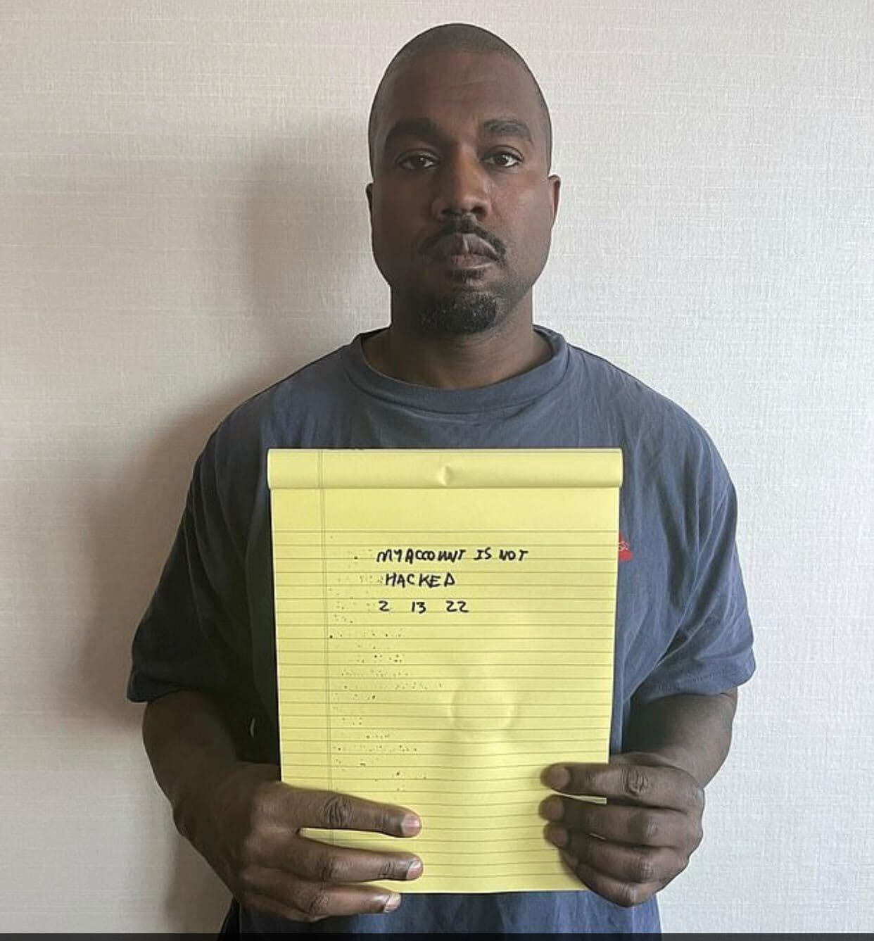 Se mostró con un cuaderno en las manos y sobre una de las hojas se lee: "
<b>Mi cuenta no está 'hackeada'</b>. 2 - 13 - 22". 
<br>