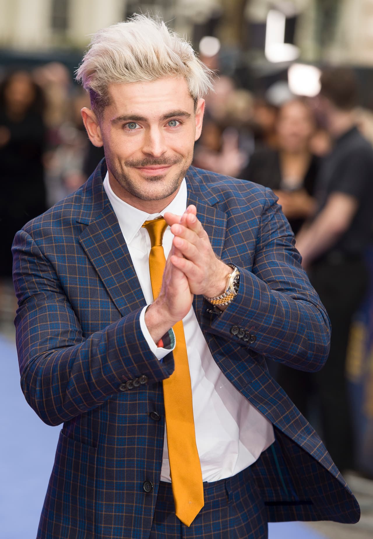 Luego se trasladó a la provincia de East Sepik en donde se reunió con su equipo de producción para 
<b><a href="https://www.univision.com/entretenimiento/cine/zac-efron-se-viste-de-mujer-para-baywatch-y-reconoce-lo-complicado-que-es-caminar-en-tacones" target="_blank">iniciar las grabaciones.</a></b>
<br>