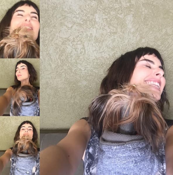 Carmela se comporta con una bebé.