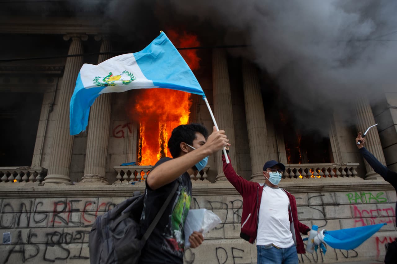 Prenden fuego al Congreso de Guatemala en medio de una manifestación